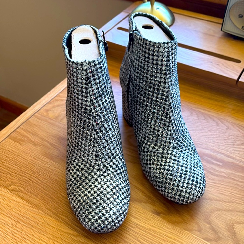 KELLY & KATIE Bootes 8.5. NEW
